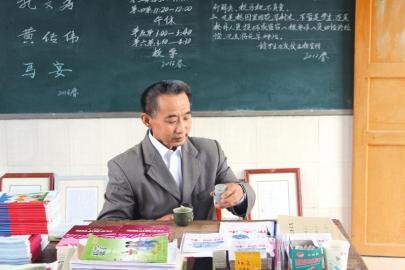 六旬村小老师患癌8年坚守讲台 自己掏钱修路