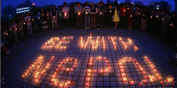 湖南衡阳大学生为地震受灾民众祈福